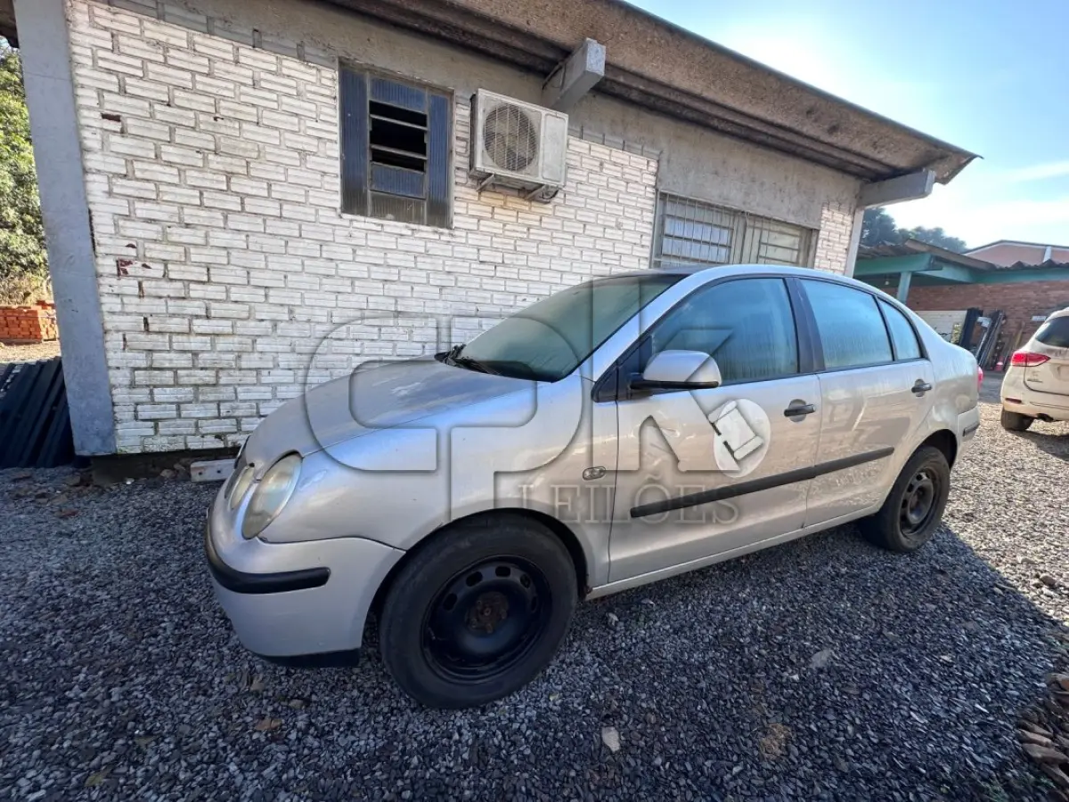 LOTE 001 - W Polo Sedan 1.6 Passageiro – Automóvel Álcool/Gasolina 2005/2005 – Placas AMT 9125 – Cor: Prata.