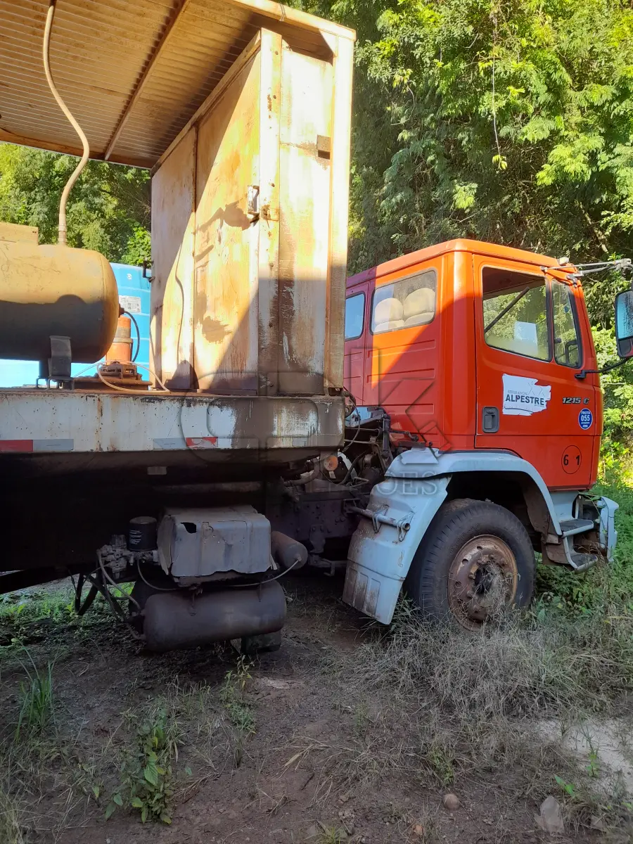 LOTE 017 - CAMINHAO MERCEDES BENZ, ANO/MODELO 1999, COR VERMELHA PLACA IJH2904 CHASSI 9BM693028XB216032 (MODELO 1215C). NO ESTADO QUE SE ENCONTRA. PATRIMÔNIO MUNICIPAL Nº4998. CARROCARIA TIPO COMBOIO, ABASTECIMENTO, LUBRIFICAÇÃO, TIPO LASTRO. NO ESTADO QUE SE ENCONTRA. PATRIMÔNIO MUNICIPAL Nº7553.