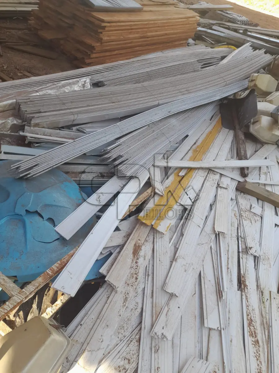 LOTE 007 - PORTAS, JANELAS, FORRO DE PVC, GRADES DE FERRO TODOS USADOS, CONFORME DISPOSTO PARA VISITAÇÃO NO PÁTIO DA SMOPT.