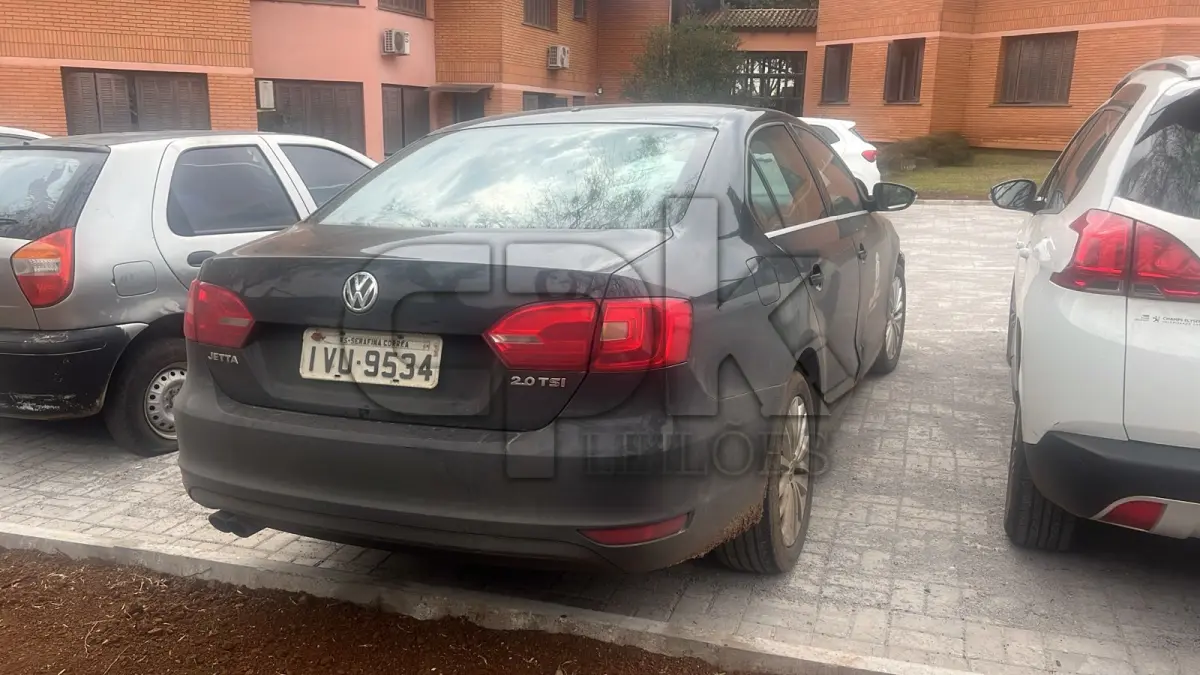 LOTE 004 - VW Jetta 2.0 T Passageiro – Automóvel Gasolina 2014/2014 –  Placas IVU 9534 – Cor: Preta.