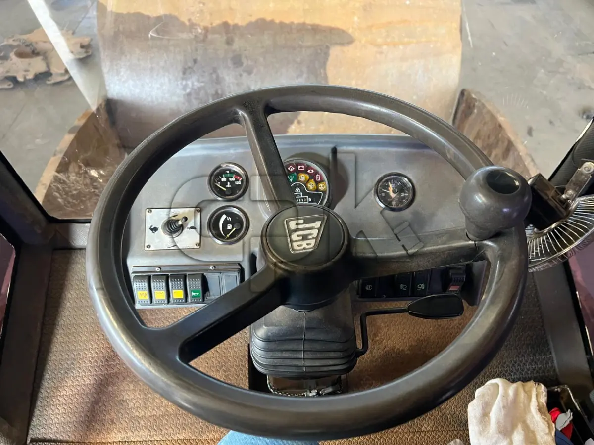 LOTE 037 - JCB Rolo Compactador Vibratório VM115 – 2010 – Cor:  Amarela.