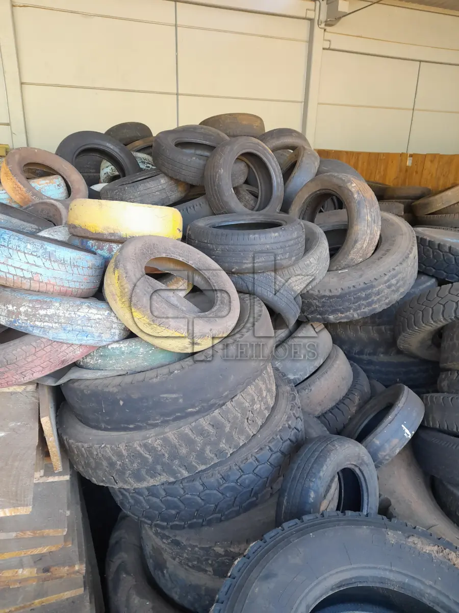 LOTE 004 - CARCAÇAS DE PNEUS USADOS DE DIFERENTES MODELOS E TAMANHOS COM APROXIMADAMENTE 300 UNIDADES, CONFORME DISPOSTO PARA VISITAÇÃO NO PÁTIO DA SMOPT.