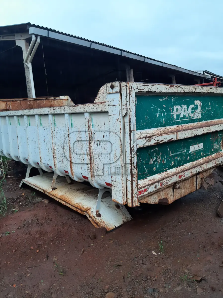 LOTE 016 - Caçamba basculante, Fabricante Librelato, Fabricação 03/2014, Serie N°  SC0LB10249E01620, Modelo Areia e brita, Capac. 12 m3,  Produção 102B1620, Cor Branca.