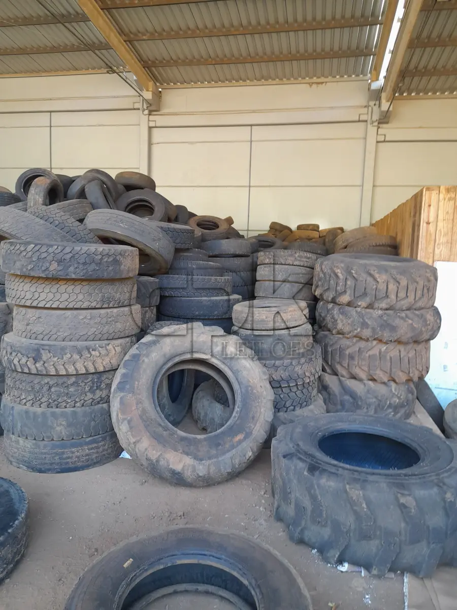 LOTE 004 - CARCAÇAS DE PNEUS USADOS DE DIFERENTES MODELOS E TAMANHOS COM APROXIMADAMENTE 300 UNIDADES, CONFORME DISPOSTO PARA VISITAÇÃO NO PÁTIO DA SMOPT.
