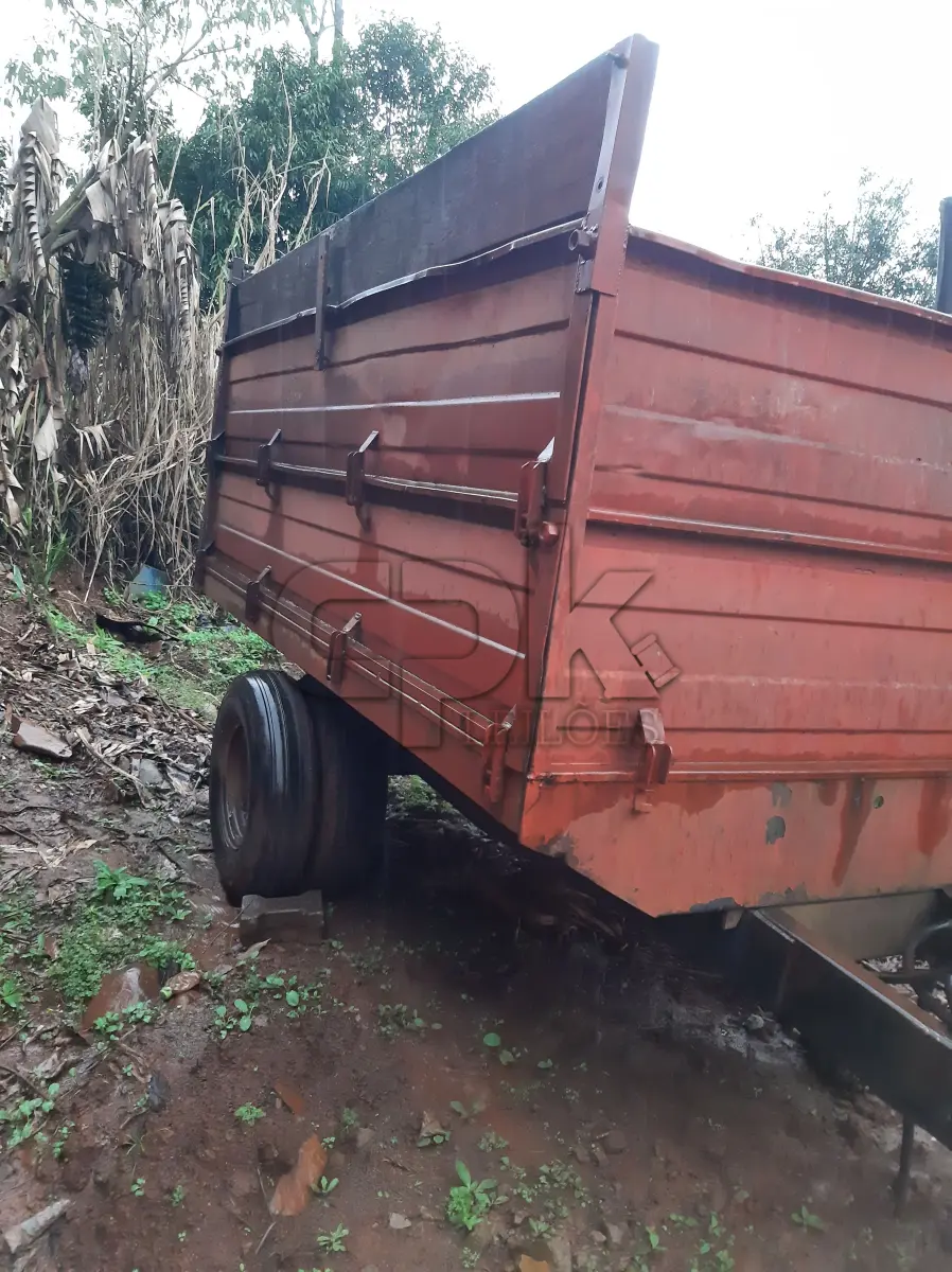 LOTE 012 - Marca Triton, Equipamento Carretão, Modelo Basculante, Cor  Vermelha, Fabricação 2007.