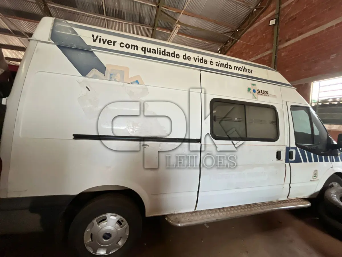 LOTE 002 - Ambulância Modelo Transit 350L, ano e modelo 2013,  marca Ford, diesel, motor CYRBDTJ37901, cor branco  glacial, motor 125CV, placa IUL-8403, Código Patrimônio:  7472;