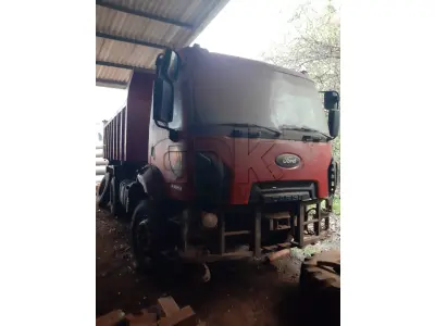 LOTE 010 - Marca Ford Modelo Cargo 2429, Renavan 00566934604, Placa  IUR7377, Chassi 9BFYEALE8DBS46148, Ano/Mod 2013/2013,  Motor 6 Cil. Cummins ISV 6.7, Potência 290 CV, Combust  Diesel, Cor Vermelha, Capac 23 Ton.