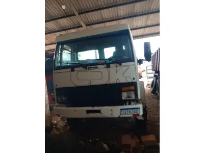 LOTE 009 - Marca Ford Modelo Cargo 2425 6x4, Renavan 00714669407,  Placa IIT8J47, Chassi 9BFYTNYTXXDB87572, Ano/Mod  1999/1999, Motor 6 cil, turbo Cummins, Potência 250 CV,  Combust Diesel, Cor Branca Capac 23 Ton.