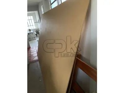 LOTE 027 - Máquina de corte com mesa em madeira.