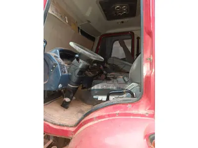 LOTE 010 - Marca Ford Modelo Cargo 2429, Renavan 00566934604, Placa  IUR7377, Chassi 9BFYEALE8DBS46148, Ano/Mod 2013/2013,  Motor 6 Cil. Cummins ISV 6.7, Potência 290 CV, Combust  Diesel, Cor Vermelha, Capac 23 Ton.