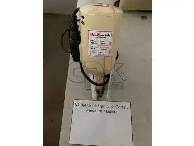 LOTE 027 - Máquina de corte com mesa em madeira.