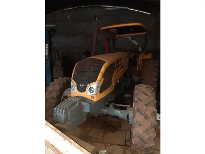 LOTE 008 - Fabricante Valtra Equip. Trator agrícola Modelo A750L 4, Ano  2016, Cor Amarela, Horas 1156,2 h, Tração 4 x 4, Serial  AUTT2005PGM024813, Comb. Diesel Potência 78 CV, Motor 4  cilindros, aspirado, Serial V750432436