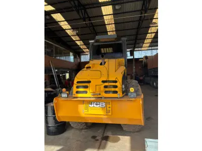 LOTE 037 - JCB Rolo Compactador Vibratório VM115 – 2010 – Cor:  Amarela.