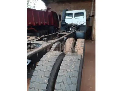 LOTE 009 - Marca Ford Modelo Cargo 2425 6x4, Renavan 00714669407,  Placa IIT8J47, Chassi 9BFYTNYTXXDB87572, Ano/Mod  1999/1999, Motor 6 cil, turbo Cummins, Potência 250 CV,  Combust Diesel, Cor Branca Capac 23 Ton.
