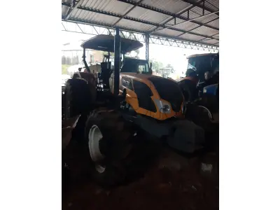LOTE 007 - Fabricante Valtra Equip. Trator agrícola Modelo A750L 4, Ano  2016, Cor Amarela, Horas 6023 h, Tração 4 x 4, Serial  AVTT2005EGM024838, Comb. Diesel, Potência 78 CV, Motor  4 cilindros Serial V750432435