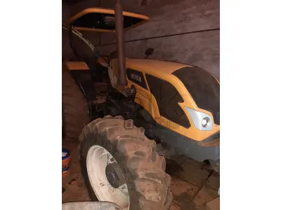LOTE 008 - Fabricante Valtra Equip. Trator agrícola Modelo A750L 4, Ano  2016, Cor Amarela, Horas 1156,2 h, Tração 4 x 4, Serial  AUTT2005PGM024813, Comb. Diesel Potência 78 CV, Motor 4  cilindros, aspirado, Serial V750432436