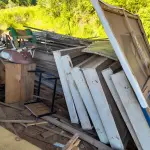 LOTE 007 - PORTAS, JANELAS, FORRO DE PVC, GRADES DE FERRO TODOS USADOS, CONFORME DISPOSTO PARA VISITAÇÃO NO PÁTIO DA SMOPT.
