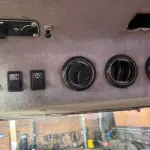 LOTE 037 - JCB Rolo Compactador Vibratório VM115 – 2010 – Cor:  Amarela.