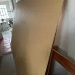 LOTE 027 - Máquina de corte com mesa em madeira.
