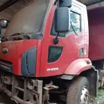 LOTE 010 - Marca Ford Modelo Cargo 2429, Renavan 00566934604, Placa  IUR7377, Chassi 9BFYEALE8DBS46148, Ano/Mod 2013/2013,  Motor 6 Cil. Cummins ISV 6.7, Potência 290 CV, Combust  Diesel, Cor Vermelha, Capac 23 Ton.