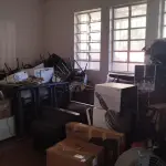 LOTE 030 - Lote de inservíveis e sucatas diversas – Educação. Inclui itens como: - Armário - Bebedouros - Cadeiras - Cama – Beliche - Classes Escolares - Climatizadores de Ar - Condicionadores de Ar - Container p/ Resíduos - Desumidificador de Folhas - Encerradeira Industrial - Fichário de Aço - Fogões Industriais - Fornos Elétricos - Freezers - Lavadora de Alta Pressão - Lavadoras de Roupas - Mesas - Microfone - Micro-ondas - Multiprocessadores - Refrigerador - Rotulador Eletrônico - Suporte p/ CPU