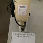 LOTE 027 - Máquina de corte com mesa em madeira.