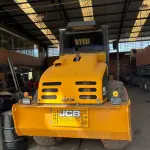LOTE 037 - JCB Rolo Compactador Vibratório VM115 – 2010 – Cor:  Amarela.