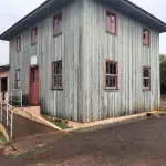 LOTE 019 - Edificação do Museu Municipal Otacílio Tizziani, localizado à  Rua Ângelo Santinelli, (em Processo de Demolição), inclui todos  materiais da construção: Madeiras das paredes, pisos, forros, teto,  escadas, aberturas, telhados, inclusive a parte de alvenaria.