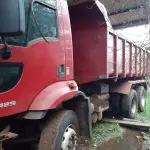 LOTE 010 - Marca Ford Modelo Cargo 2429, Renavan 00566934604, Placa  IUR7377, Chassi 9BFYEALE8DBS46148, Ano/Mod 2013/2013,  Motor 6 Cil. Cummins ISV 6.7, Potência 290 CV, Combust  Diesel, Cor Vermelha, Capac 23 Ton.