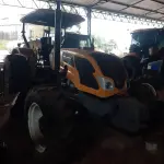 LOTE 007 - Fabricante Valtra Equip. Trator agrícola Modelo A750L 4, Ano  2016, Cor Amarela, Horas 6023 h, Tração 4 x 4, Serial  AVTT2005EGM024838, Comb. Diesel, Potência 78 CV, Motor  4 cilindros Serial V750432435