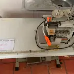 LOTE 019 - Máquina de Costura Industrial SIRUBA Overlock.