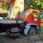 LOTE 017 - CAMINHAO MERCEDES BENZ, ANO/MODELO 1999, COR VERMELHA PLACA IJH2904 CHASSI 9BM693028XB216032 (MODELO 1215C). NO ESTADO QUE SE ENCONTRA. PATRIMÔNIO MUNICIPAL Nº4998. CARROCARIA TIPO COMBOIO, ABASTECIMENTO, LUBRIFICAÇÃO, TIPO LASTRO. NO ESTADO QUE SE ENCONTRA. PATRIMÔNIO MUNICIPAL Nº7553.