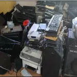 LOTE 029 - Lote de inservíveis de informática e eletrônicos – Educação. - Balança Eletrônica - Caixa de Som - Câmera Digital - Computador - CPUs - Forno Micro-ondas - HD Externo - Impressoras - Kit Receptor de Imagem e Parabólica - Kit Telefonia - Monitores - Nobreaks - Notebooks - Relógio Acionador de Sirene - Switch de Rede - Tablet - TVs