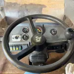 LOTE 037 - JCB Rolo Compactador Vibratório VM115 – 2010 – Cor:  Amarela.