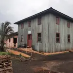 LOTE 019 - Edificação do Museu Municipal Otacílio Tizziani, localizado à  Rua Ângelo Santinelli, (em Processo de Demolição), inclui todos  materiais da construção: Madeiras das paredes, pisos, forros, teto,  escadas, aberturas, telhados, inclusive a parte de alvenaria.